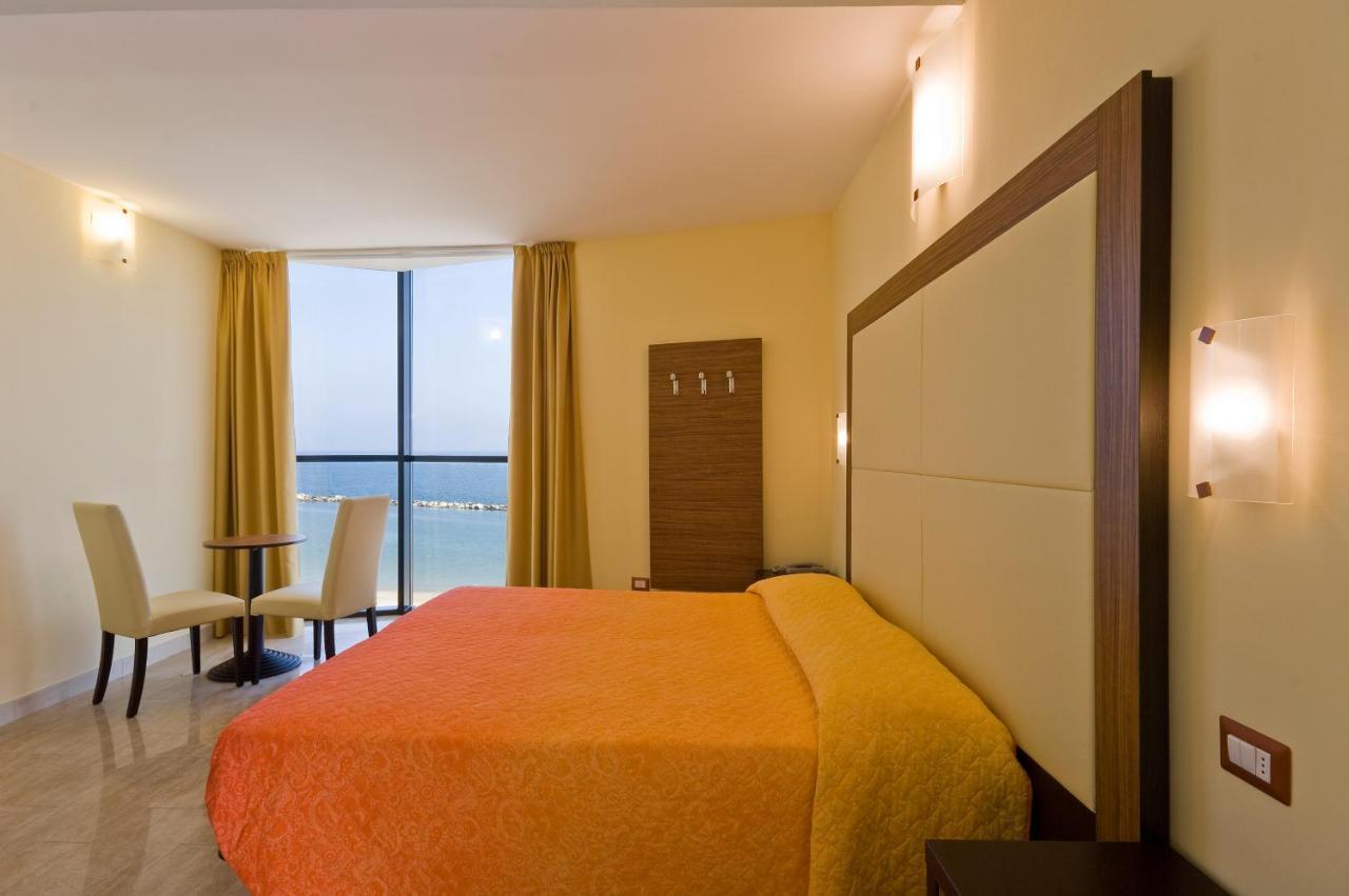 Hotel Ambasciatori 벨레지아아지마리나 외부 사진