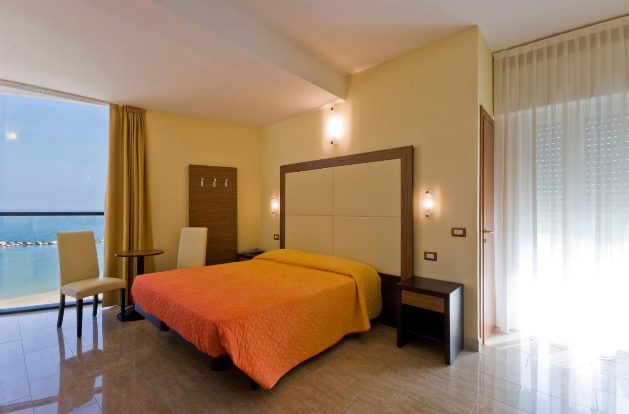 Hotel Ambasciatori 벨레지아아지마리나 외부 사진
