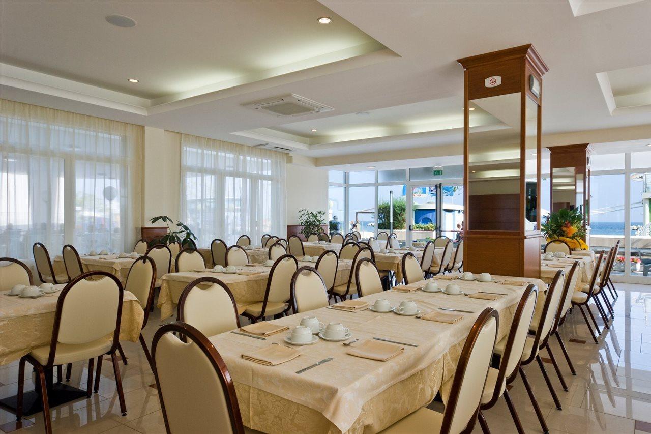 Hotel Ambasciatori 벨레지아아지마리나 외부 사진