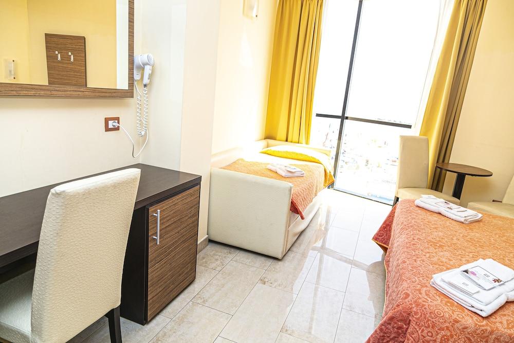 Hotel Ambasciatori 벨레지아아지마리나 외부 사진