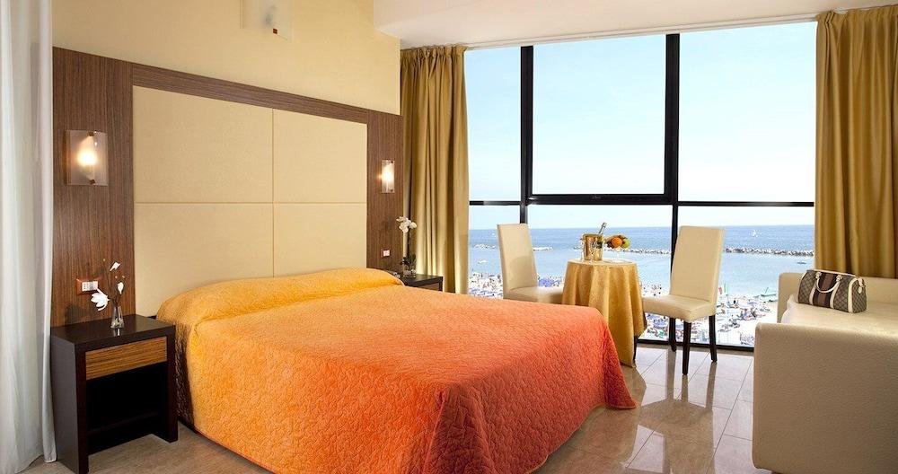 Hotel Ambasciatori 벨레지아아지마리나 외부 사진